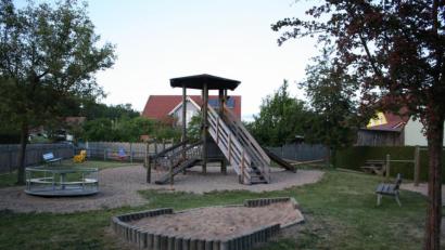 Bild: bjp
Den Kauf neuer Spielgeräte und weitere Sanierungen plant die Gemeinde Schwarzenbach für die Spielplätze in der Moos-Siedlung (Bild) und am Tannenweg. Angesichts der angespannten Finanzlage hoffen die Gemeindeverantwortlichen auf Spenden.