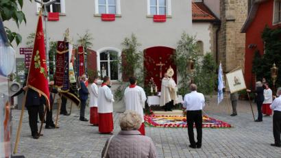 Bild: bph
Nach dem „Tantum ergo“ spendete der Pfarrer Hannes Lorenz den eucharistischen Segen für die ganze Pfarrgemeinde und die Stadt Nabburg.