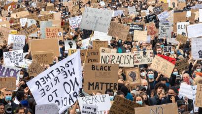 Bild: Peter Kneffel/dpa
Mehrere tausend Menschen demonstrieren mit Plakaten auf dem Königsplatz in der bayerischen Landeshauptstadt während einer "Silent Demo" gegen Rassismus. Anlass ist der gewaltsame Tod von George Floyd in den USA.