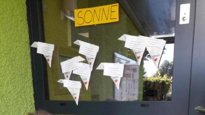 Bild: u
Das Erzieherinnen-Team des St.-Wolfgang-Kindergartens hielt und hält während der Corona-Zeit mit „To-go-Aktionen“ Kontakt zu den Kindern und Eltern. Die allermeisten Kinder zeigten daran großes Interesse und holten ihre Aufträge an der KiTa-Haustür ab.