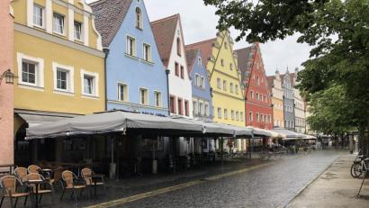 Bild: ehi
Die Plätze vor dem griechischen Restaurant "Pallas" in der Weidener Altstadt bleiben vorerst leer. Schuld ist jedoch nicht das schlechte Wetter, sondern die vorsorgliche Schließung des Restaurants wegen eines Mitarbeiters, der positiv auf das Coronavirus getestet wurde.