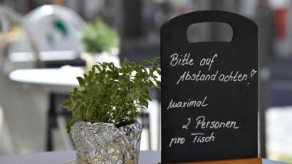 Bild: Martin Schutt/dpa
"Bitte auf Abstand achten!" Das Coronavirus hat den Alltag in der Gastronomie verändert.
