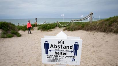 Bild: Christian Charisius
Urlaubsorte an Nord- und Ostsee setzen auf Bodenaufkleber mit Abstandsregeln, Einbahnstraßensysteme am Strand bis hin zu Strand-Apps.