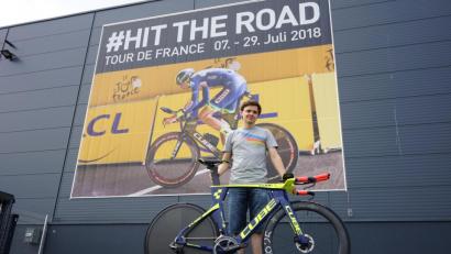 Bild: Matthias Bäumler
Cube-Entwicklungsleiter Bernd Schenkl präsentiert in Waldershof die derzeit modernste Zeitfahrmaschine der Tour de France, auf der Team Wanty aus Belgien startet.