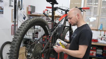 Bild: Kunz
Acht Tage bis drei Wochen müssen Kunden in den Fahrradgeschäften in Weiden im Moment auf Reparatur- und Kundendienstarbeiten warten.