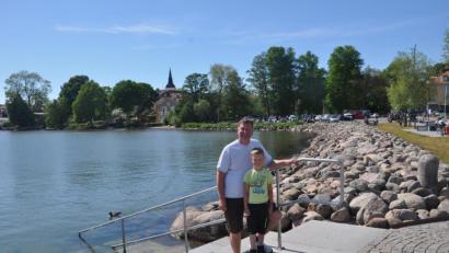 Bild: Würschum 
Oliver Würschum und sein Sohn Raphael am Hafen von Hjo am Vätternsee.