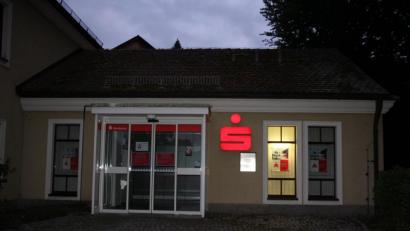 Bild: kro
Der Sparkassen-Geldautomat ist Großkonreuth wird abgebaut. Ab dem 1. Juli ist dort Schluss. Dies sorgte im Marktgemeinderat für Unmut.