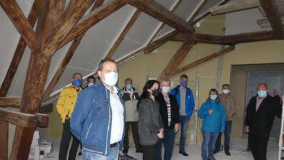 Bild: rn
"Auch nach der Sanierung der Eindachung bleibt die dekorative Balkenkonstruktion sichtbar", versichert Architekt Georg Zunner (vorne links) den Stadträten bei einem Ortstermin im Eschenbacher Vermessungsamt.