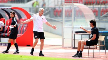 Bild: Alexander Hassenstein7dpa
Ein verzweifelter Club-Trainer Jens Keller am Spielfeldrand.