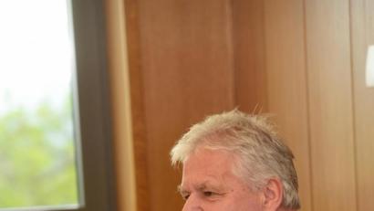 Bild: bey
Vermessungsdirektor Hermann Prölß erklärt im Marktrat die neue Gigabitrichtlinie des Freistaats.