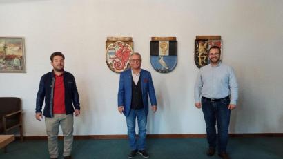 Bild: wro
Die Verwaltungsgemeinschaft Wiesau wird von Bürgermeister Toni Dutz (Mitte) geleitet. Als dessen Stellvertreter wurden Wiesaus Zweiter Bürgermeister Michael Dutz (links) und das Falkenberger Gemeindeoberhaupt, Matthias Grundler (rechts), gewählt.