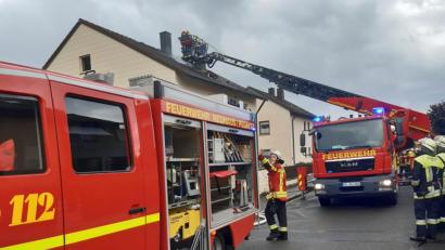 Bild: Stefan Löb
Mit der Drehleiter bekämpften die Wehren den Wohnhausbrand.