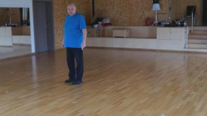 Bild: weu
Präsident Michael Welnhofer demonstriert die Abstandsregeln, für das Training im Mehrgenerationentreff.