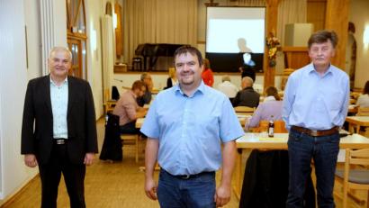 Bild: bkr
Bürgermeister Günter Kopp (von links) gratulierte Harald Tretter zum Vorsitz im Rechnungsprüfungsausschuss. Hans-Gerd Reindl ist sein Stellvertreter.