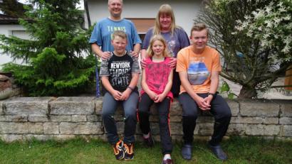 Bild: hka
Extra für die Fotografin: Ein Familienfoto im Hahnbacher Garten mit allen Mitgliedern.