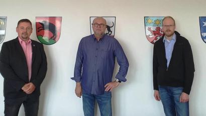 Bild: sm
Die Verwaltungsgemeinschaft verabschiedet Harry Grimm (Mitte) in den wohlverdienten Ruhestand.