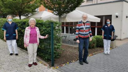 Bild: u
Auf Initiative der Evergreen-Sozialdienst-Mitarbeiterin Veronika Kizilok (rechts) werden die Gehsteigränder um das Seniorenzentrum Evergreen mit selbstbemalten bunten Steinen dekoriert. Unterstützt wurde sie von ihrer Kollegin Olga Panin (links), dem Sozialdienst-Team, der Heimbewohnerin Ruth Paa (Zweite von links) und vom Heimbeirat Andreas Stauber (Zweiter von rechts).