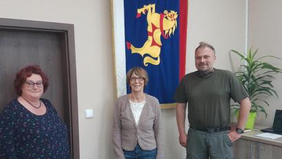 Bild: fjo
Gemeindesekretärin Martina Klimpel ist dabei, als Margit Kirzinger (Mitte) ihren Abschiedsbesuch bei Bürgermeister Martin Abel in Roßhaupt abstattet.