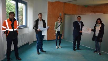 Bild: jr
Der Baufortschritt im Erdgeschoss des ehemaligen Volksbank-Gebäudes an der Bahnhofstraße, wo zum 1. September die Kinderkrippe der Lebenshilfe starten soll, gefällt. Am Mittwochvormittag mit dabei waren (von links) Bauhofleiter Wolfgang Stark, Lebenshilfe-Geschäftsführer Berthold Kellner, Krippenleiterin Sonja Rath sowie Bürgermeister Stefan Grillmeier und Kämmerin Ursula Ockl.