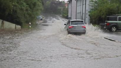 Bild: jma
In der Stegenthumbacher Straße war die Fahrbahn am Sonntagabend komplett überschwemmt.