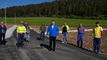 Bild: Stefan Braun/exb
Bürgermeister Stefan Braun (vorne, Mitte) bei der Schlussabnahme der Baugebietserweiterung Utzenhofen