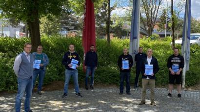 Bild: HWK
Tobias Knauer (links) gratulierte zusammen mit den Ausbildern Matthias Ertl (Dritter von rechts) und Josef Bartmann (Vierter von links) den Umschülern zum Feinwerkmechaniker zur bestandenen Prüfung.