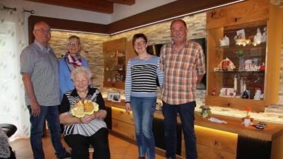 Bild: wro
Maria Polster feierte 90. Geburtstag. Es gratulierten (von links) Sohn Karl und dessen Ehefrau Martina Polster sowie Tochter Birgit und deren Ehemann Hermann Meier.