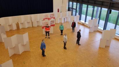 Archivbild: fks
In Schlangenlinien und mit eineinhalb Metern Abstand sollen die Spender durch die Stadthalle gehen. Dieses Bild entstand während des Aufbaus vor dem abgesagten Blutspendetermin Ende März