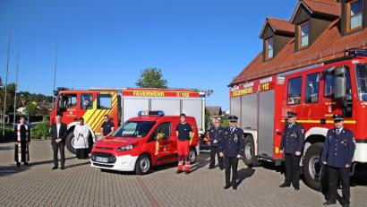 Bild: jma
Pfarrerin Anne Utz (links) und Pfarrer Augustin Lobo (Dritter von links) segnen das neue Einsatzfahrzeug der First Responder Kirchenthumbach.