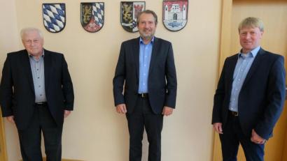 Bild: ohr
An der Spitze der Verwaltungsgemeinschaft Nabburg steht für die Periode von 2020 bis 2026 der Nabburger Bürgermeister Frank Zeitler (Mitte). Die Gemeinschaftsversammlung wählte Bürgermeister Johann Wilhelm (links/Gemeinde Guteneck) zum ersten und Amtskollegen Markus Schiesl (rechts/Altendorf). zum zweiten Stellvertreter. Alle drei Verantwortlichen erhielten ein eindeutiges Votum.