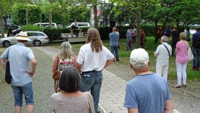 Bild: Dobmeier
Organisator Helmut Bauer freut sich über rund 80 Teilnehmer an der Demo auf dem Parkplatz der Max-Reger-Halle.