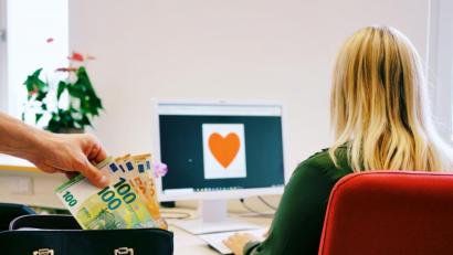 Symbolbild: Polizeipräsidium Oberpfalz
Die Polizei warnt vor Betrügern, die Liebe vortäuschen.