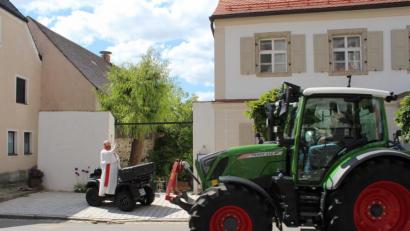 Bild: nis
Bei der Fahrzeugsegnung waren nicht nur Motorräder und Autos vertreten, sondern einige fuhren auch mit dem Traktor vor.