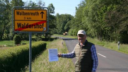Bild: fpoz
Josef Daubenmerkl (Bild) freut sich, dass die etwa 200 Querrinnen in der Kreisstraße TIR 17 bald der Vergangenheit angehören. Er hat – unter anderem mit einem Schreiben an Landrat Wolfgang Lippert – immer wieder auf diesen Missstand hingewiesen.