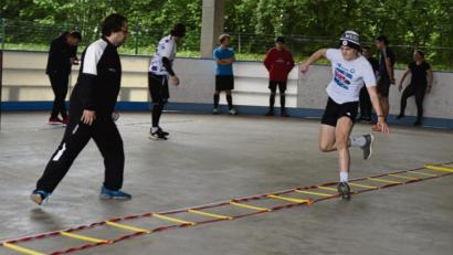 Bild: gb
Nachwuchsleiter Jens Maschke (links) beobachtet die Spieler bei ihren Übungen. Für rund 120 Eishockeyspieler der Young Blue Devils hat das Sommertraining begonnen.