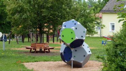 Bild: lgc
Der Generationenspielplatz in Schlammersdorf ist fertig. Es ist ein Platz entstanden, auf dem sich Besucher jeden Alters wohl fühlen können.