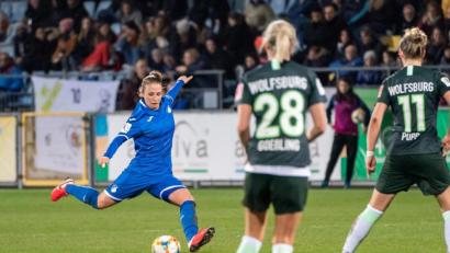 Bild: Uwe Gruen/Kraichgaufoto
Oberpfalz-Power für die TSG Hoffenheim: Michaela Specht (links) aus Grafenwöhr feuert im Bundesliga-Topspiel noch vor der Coronapause gegen den Spitzenreiter VfL Wolfsburg aus der Distanz. Den deutschen Nationalspielerinnen Lena Goeßling (Mitte) und Alexandra Popp bleibt nur die Zuschauerrolle.