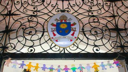 Bild: exb
Die ersten ausgemalten Figurenbilder zieren das Eingangstor der Basilika.