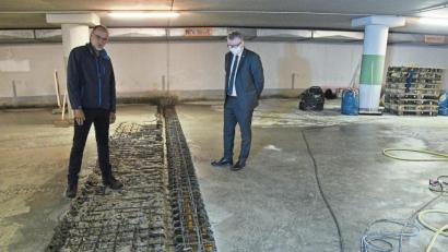 Bild: Petra Hartl
Stadtwerke-Chef Roland Kraus (links) erklärt Bürgermeister Michael Göth die massiven Eingriffe in die Betonböden der Schlossgarage.