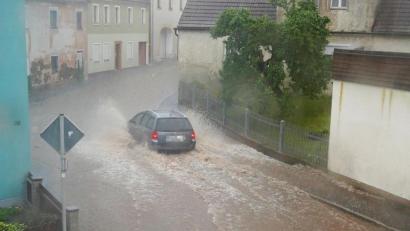 Bild: Horst Bauer
Diese Szene nahm Horst Bauer in Plößberg auf. Das Wasser flutete diese Straße komplett. Laut Bauer musste die Feuerwehr mehrere Einsätze fahren. Unter anderem standen ihm zufolge die Keller der Seniorenresidenz und einer Firma unter Wasser.