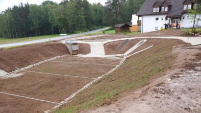 Bild: bkr
Das Regenüberlaufbecken am Ortsausgang von Zweifelau ist fertig. Lediglich die Umzäunung fehlt noch.