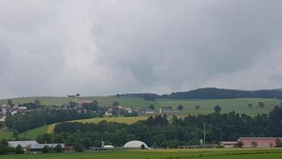 Bild: gi
In der Biogasanlage in Niederland (im Bild vorne) soll künftig auch Hühnertrockenkot verarbeitet werden. Im Hintergrund der Ort Saubersrieth in dem sich ein Hotel, das in Kürze erweitert werden soll, befindet.