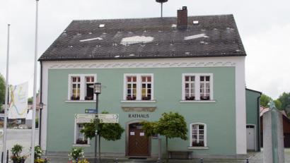 Bild: exb
Das Rathaus in Schönsee ist Sitz der Verwaltungsgemeinschaft der drei Kommunen im Schönseer Land. Der neue VG-Vorsitzende ist nicht mehr der Stadt-Bürgermeister. Das führt gleich zu Beginn der Amtsperiode zu „Rangeleien“.