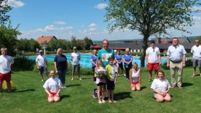 Bild: rha
Endlich geht es los! Badegäste, Bademeister, Personal, Wasserwacht und Bürgermeister hoffen auf eine gute und unfallfreie Badesaison: (vorne, von links) Anton Wiesnet, Anna Schönberger, Michael Pongratz mit Kindern Antonia und Alexander, Maria Honig, Hannah Götz; (hinten, von links) Gerhard Schertl, Barbara Stübe, Sandro Schnellinger, Roswitha Meidinger, Hildegard Irlbacher, Monika Härtl, Bastian Götz, Bürgermeister Hans-Martin Schertl und Albert Friedrich.