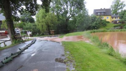 Bild: ow
So viel Wasser haben die jüngeren Filchendorfer im Dorfweiher noch nicht gesehen. Nach starkem Regen am Sonntagabend in Neustadt am Kulm strömen die Wassermassen durch das Espantal nach Filchendorf und überschwemmen dort den Dorfweiher.