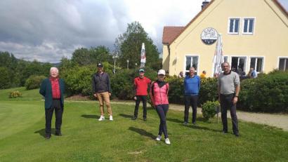 Bild: exb
Nach der Siegerehrung: Golfclub-Präsident Wolfgang Ries zusammen mit den erfolgreichsten Teilnehmern Klaus Mayerhöfer, Falk Schäfer, Christina Höfer, Wolfgang Muny und Heinz Engmann (von links).