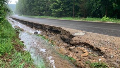 Bild: bey
In großen Streckenabschnitten ist bei der Gemeindeverbindungsstraße Miesbrunn-Reinhardsrieth das Bankett infolge der Unwetter mit dem Starkregen restlos abgebrochen.
