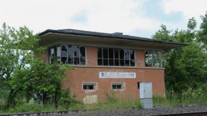 Bild: Roland Wellenhoefer
Das ehemalige Stellwerksgebäude in Reuth bei Erbendorf wird versteigert.