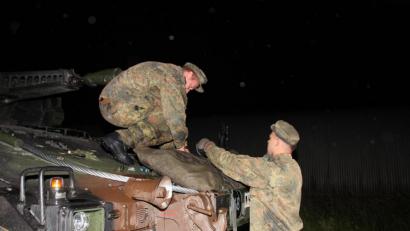 Bild: frd
In stockdunkler Nacht und bei Regen mussten am Montag die Marschvorbereitungen getroffen werden.