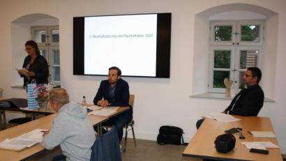 Bild: bjp
Trotz Corona rechnen Bürgermeisterin Carmen Pepiuk (links) und Kämmerer Christian Marzi (rechts) mit einem Haushaltsjahr ohne "krisenhafte" Verwerfungen. Ein neu aufzunehmender Kredit war seit langem eingeplant, um Förderrichtlinien zu genügen und notwendige Investitionen sicherzustellen.